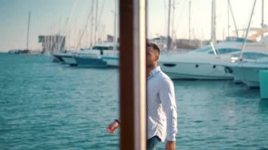 Yacht Club'da genç zengin bir adam. İşadamı Rahatlatıcı