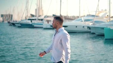 Yacht Club'da genç zengin bir adam. İşadamı Rahatlatıcı