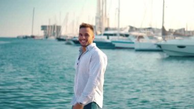 Yacht Club'da genç zengin bir adam. İşadamı Rahatlatıcı