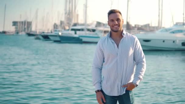 Yacht Club'da genç zengin bir adam. İşadamı Rahatlatıcı — Stok video