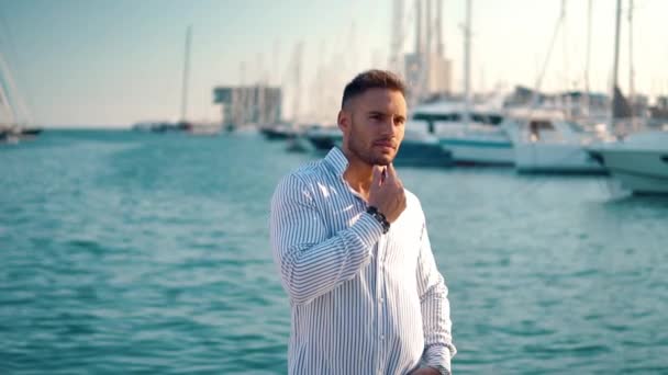 Jeune homme riche au Yacht Club. L'homme d'affaires se détend — Video