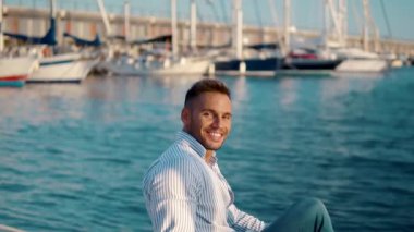 Yacht Club'da genç zengin bir adam. İşadamı Rahatlatıcı