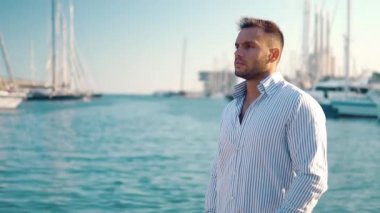 Yacht Club'da genç zengin bir adam. İşadamı Rahatlatıcı