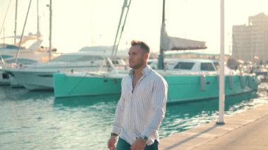 Yacht Club'da genç zengin bir adam. İşadamı Rahatlatıcı