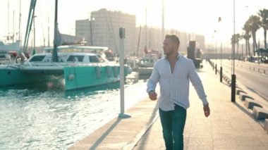 Yacht Club'da genç zengin bir adam. İşadamı Rahatlatıcı