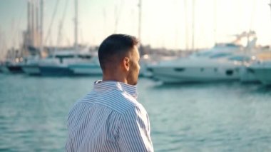 Yacht Club'da genç zengin bir adam. İşadamı Rahatlatıcı