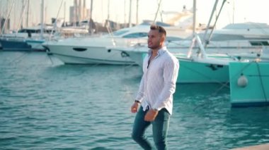 Yacht Club'da genç zengin bir adam. İşadamı Rahatlatıcı