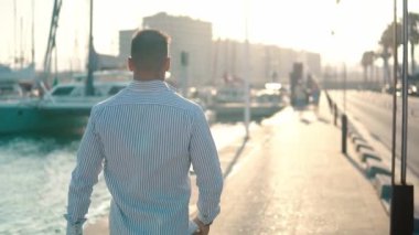 Yacht Club'da genç zengin bir adam. İşadamı Rahatlatıcı