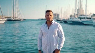 Yacht Club'da genç zengin bir adam. İşadamı Rahatlatıcı