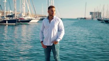 Yacht Club'da genç zengin bir adam. İşadamı Rahatlatıcı