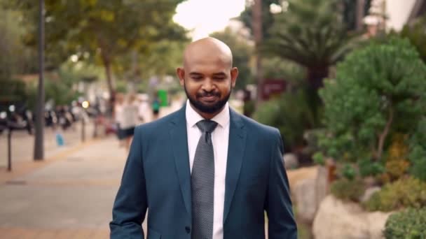 Indian businessman wearing blue suit walking near office or hotel — Stock Video