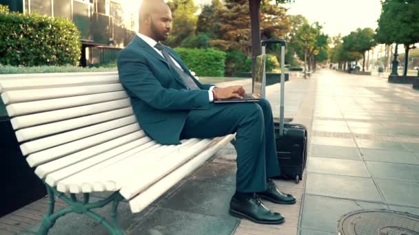 Hombre de negocios indio sosteniendo portátil portátil con traje azul cerca de la oficina — Vídeo de stock