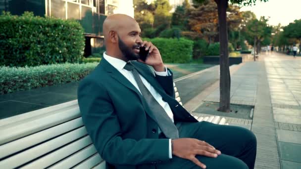 青いスーツを着て携帯電話を持つインドのビジネスマン — ストック動画