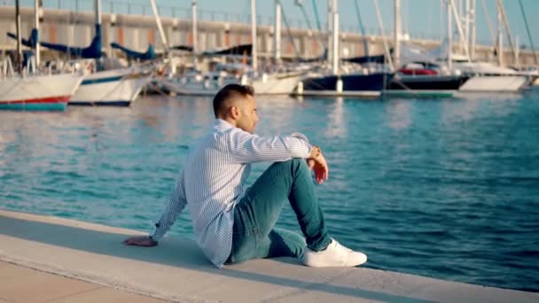 Yacht Club'da genç zengin bir adam. İşadamı Rahatlatıcı — Stok video