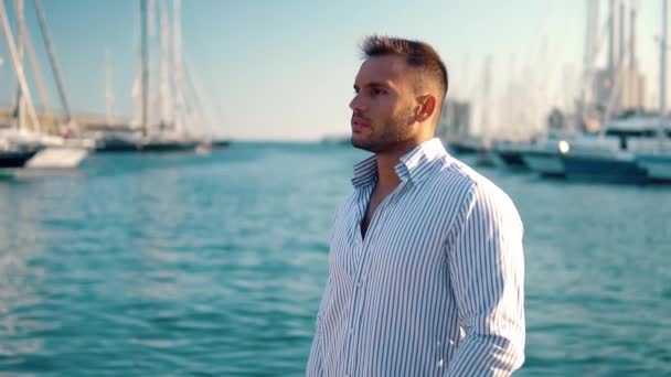 Jovem rico no Yacht Club. Empresário é Relaxante — Vídeo de Stock