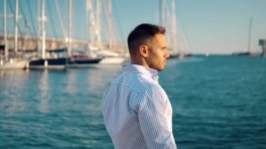 Yacht Club'da genç zengin bir adam. İşadamı Rahatlatıcı