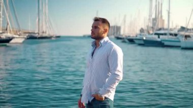 Yacht Club'da genç zengin bir adam. İşadamı Rahatlatıcı