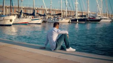 Yacht Club'da genç zengin bir adam. İşadamı Rahatlatıcı
