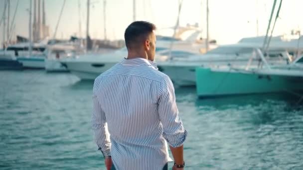 Jovem rico no Yacht Club. Empresário é Relaxante — Vídeo de Stock