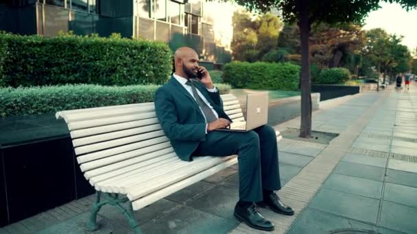 青いスーツを着て携帯電話を持つインドのビジネスマン — ストック動画