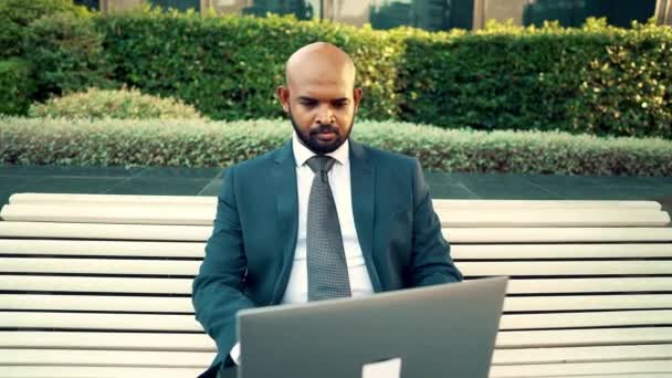Indyjski biznesmen trzyma laptop notebook ubrany Niebieski garnitur blisko biuro — Wideo stockowe