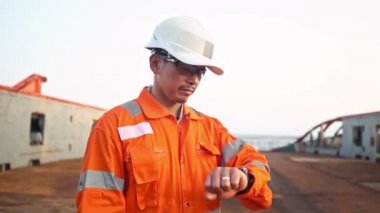 Filipinli güverte subayı güvertede ya da gemide, PPE kişisel koruyucu ekipman giyiyor.