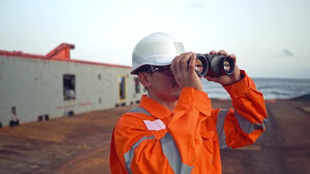 Oficial de cubierta filipino en la cubierta del buque o buque, con equipo de protección personal PPE — Vídeos de Stock