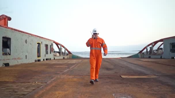 Офіцер філіппінської палуби на палубі судна або корабля, одягнений у захисне обладнання PPE — стокове відео