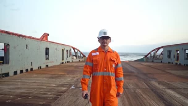 Oficial de cubierta filipino en la cubierta del buque o buque, con equipo de protección personal PPE — Vídeos de Stock