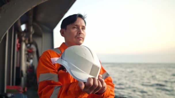 Filipiński oficer pokładowy na pokładzie statku lub statku, noszący środki ochrony indywidualnej ŚOI — Wideo stockowe