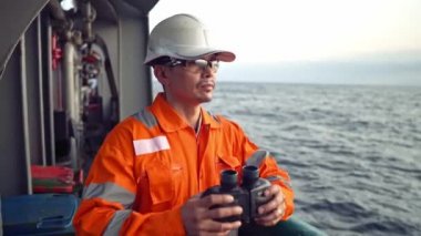 Filipinli güverte subayı güvertede ya da gemide, PPE kişisel koruyucu ekipman giyiyor.