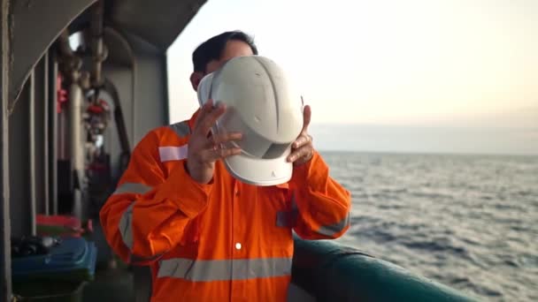 Oficial de cubierta filipino en la cubierta del buque o buque, con equipo de protección personal PPE — Vídeos de Stock