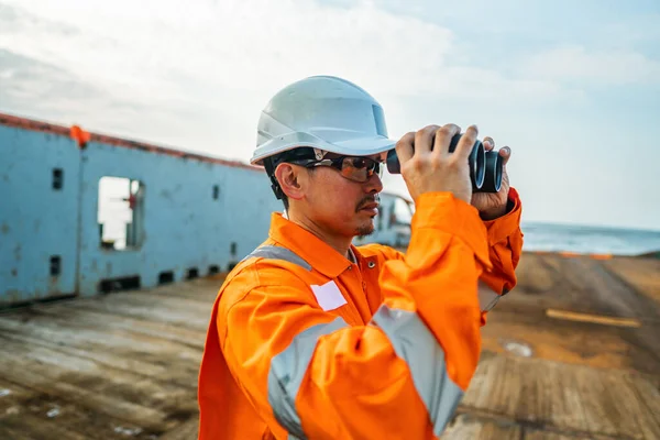 Oficial de convés filipino no convés do navio ou navio, com equipamento de proteção individual EPI — Fotografia de Stock