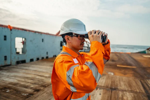 Oficial de convés filipino no convés do navio ou navio, com equipamento de proteção individual EPI — Fotografia de Stock