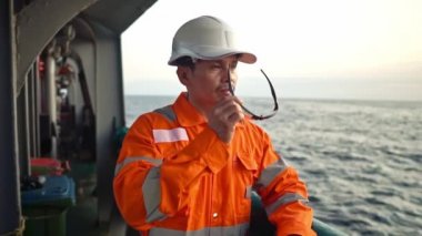 Filipinli güverte subayı güvertede ya da gemide, PPE kişisel koruyucu ekipman giyiyor.