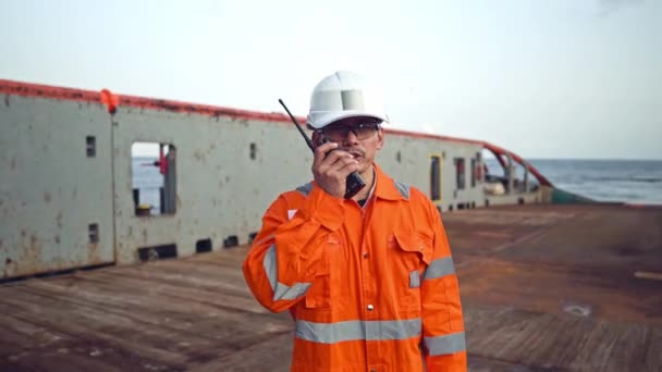 Oficial de cubierta filipino en la cubierta del buque o buque, con equipo de protección personal PPE — Vídeo de stock