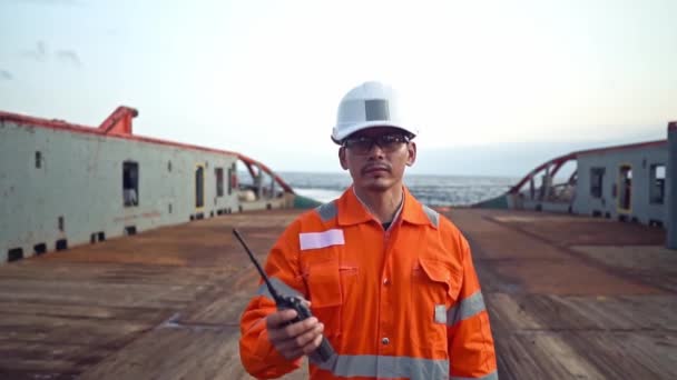 Oficial de convés filipino no convés do navio ou navio, com equipamento de proteção individual EPI — Vídeo de Stock