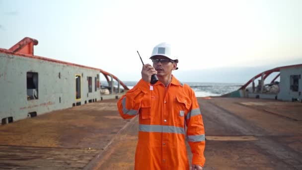 Oficial de cubierta filipino en la cubierta del buque o buque, con equipo de protección personal PPE — Vídeo de stock