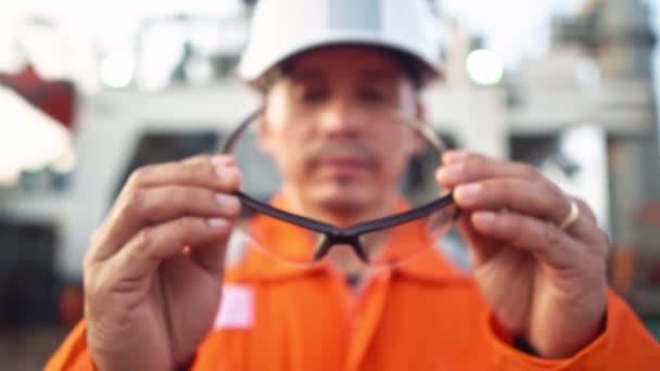 Oficial de cubierta filipino en la cubierta del buque o buque, con equipo de protección personal PPE — Vídeo de stock