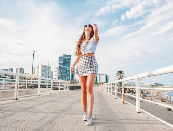 Žena v sexy stylové oblečení pózování v moderním městě s mrakodrapy na pozadí — Stock fotografie