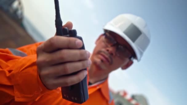 Oficial de cubierta filipino en la cubierta del buque o buque, con equipo de protección personal PPE — Vídeos de Stock