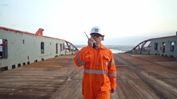 Officier de pont philippin sur le pont du navire ou du navire, portant un équipement de protection individuelle EPI — Video