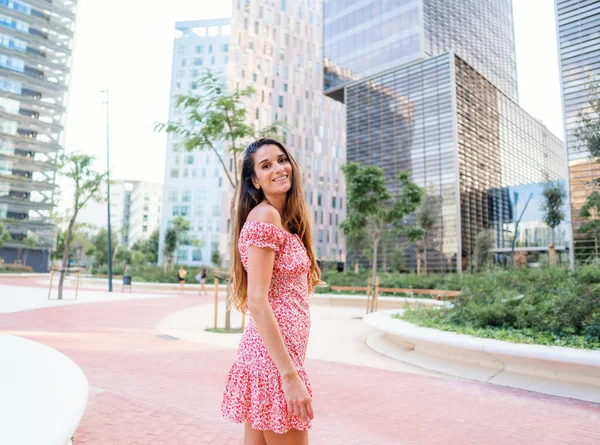 Mulher em vestido elegante sexy posando na cidade moderna com arranha-céus no fundo — Fotografia de Stock