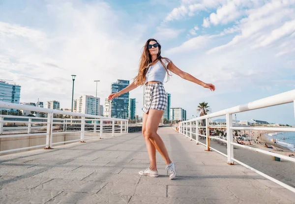 Mujer en ropa sexy elegante posando en la ciudad moderna con rascacielos en el fondo — Foto de Stock