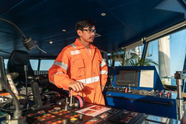 Filipinli güverte subayı gemi ya da gemi köprüsünde. GMDSS VHF radyosunda konuşuyor.