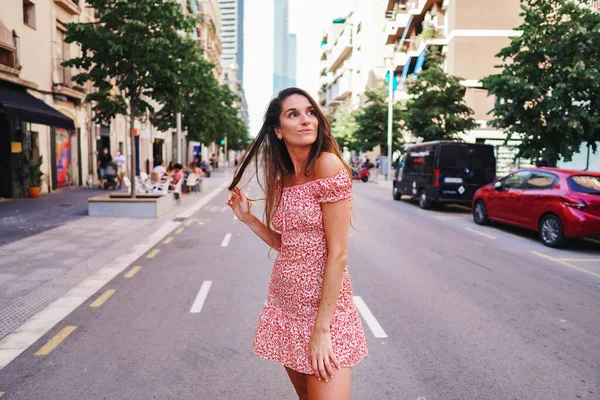 Γυναίκα σε σέξι κομψό φόρεμα ποζάρουν στην πόλη με στέκεται στο δρόμο — Φωτογραφία Αρχείου