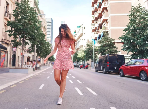 Γυναίκα σε σέξι κομψό φόρεμα ποζάρουν στην πόλη με στέκεται στο δρόμο — Φωτογραφία Αρχείου