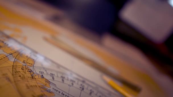 Tracer la position sur la carte de navigation maritime. Carte marine et règle