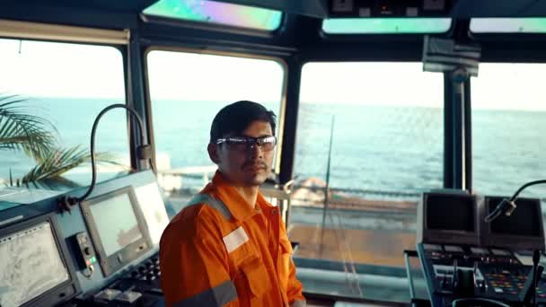 Oficial de convés filipino na ponte de navio ou navio. Está de vigia. — Vídeo de Stock