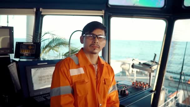 Oficial de cubierta filipino en puente de buque o barco. Está de guardia. — Vídeos de Stock